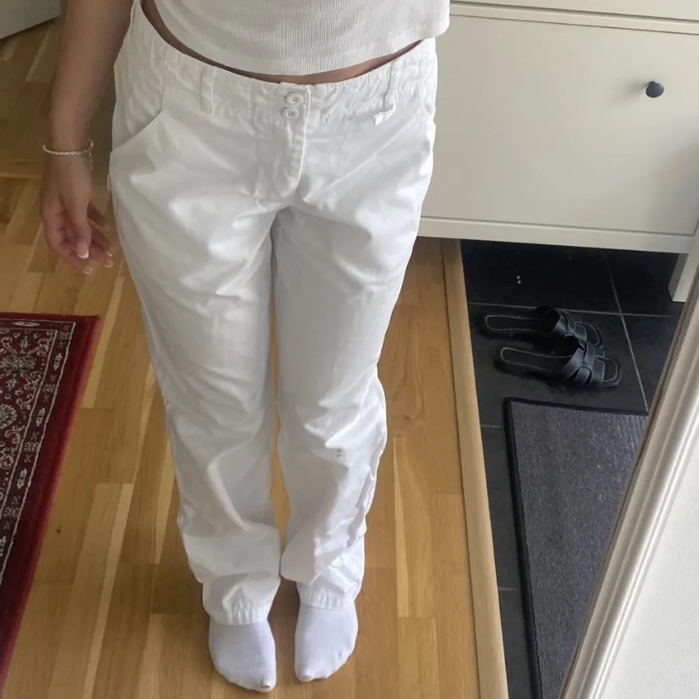 baggy vita byxor i storlek S. Helt nyskick. Jeans & Byxor.