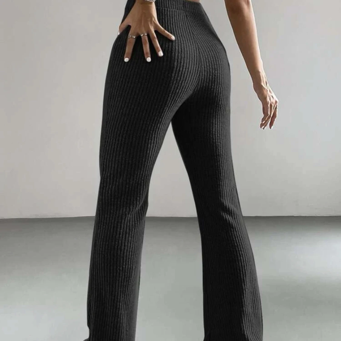 Ribbade utsvängda byxor  - 90