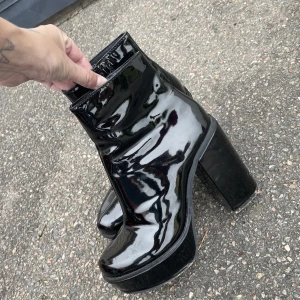 Latex boots  - Skitcoola latex boots från London Rebel. Använda några få gånger. Storlek 37. 