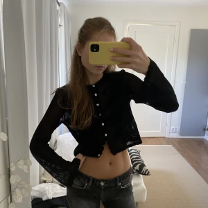 Virkad topp  - Virkad topp/kofta från zara. Jätte söt men kommer aldrig till användning 