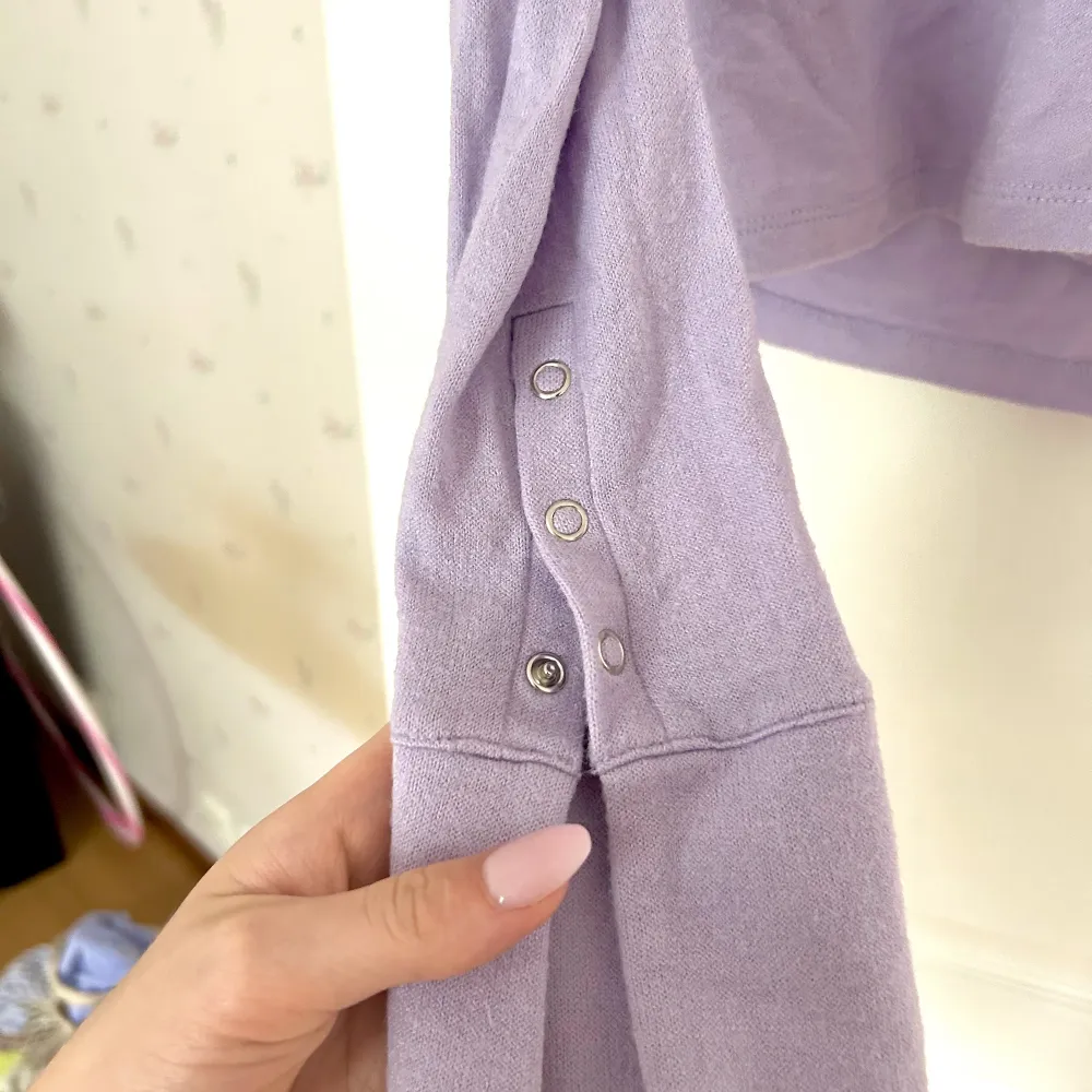 Säljer denna fina lila tröja från bikbok, som tyvärr blivit för liten. Det är storlek m men skulle säga att det passar storlek s också. Pris kan diskuteras💜. Tröjor & Koftor.