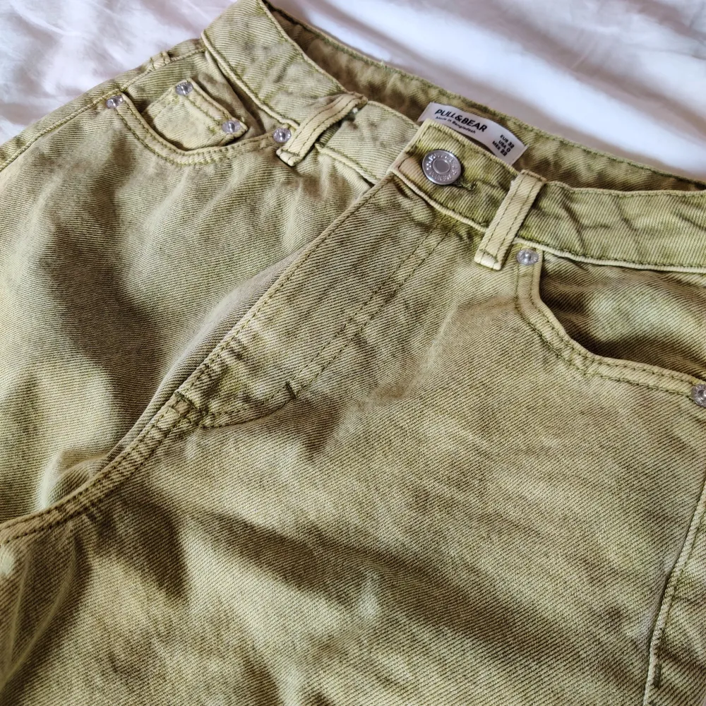 Limegröna högmidjade jeans, nya utan prislapp. Jeans & Byxor.