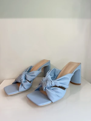 Blå sandaletter  - Supersöta blå klackskor. Klackhöjd på 8 cm. Bredare klack så lätta och gå i och jätte sköna. Endast använda 1 gång. 