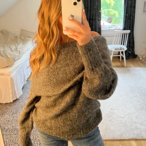 Tröja - Säljer denna mysiga tröja ifrån H&M. Aldrig använd. Skriv om ni är intresserade 🤝🤝