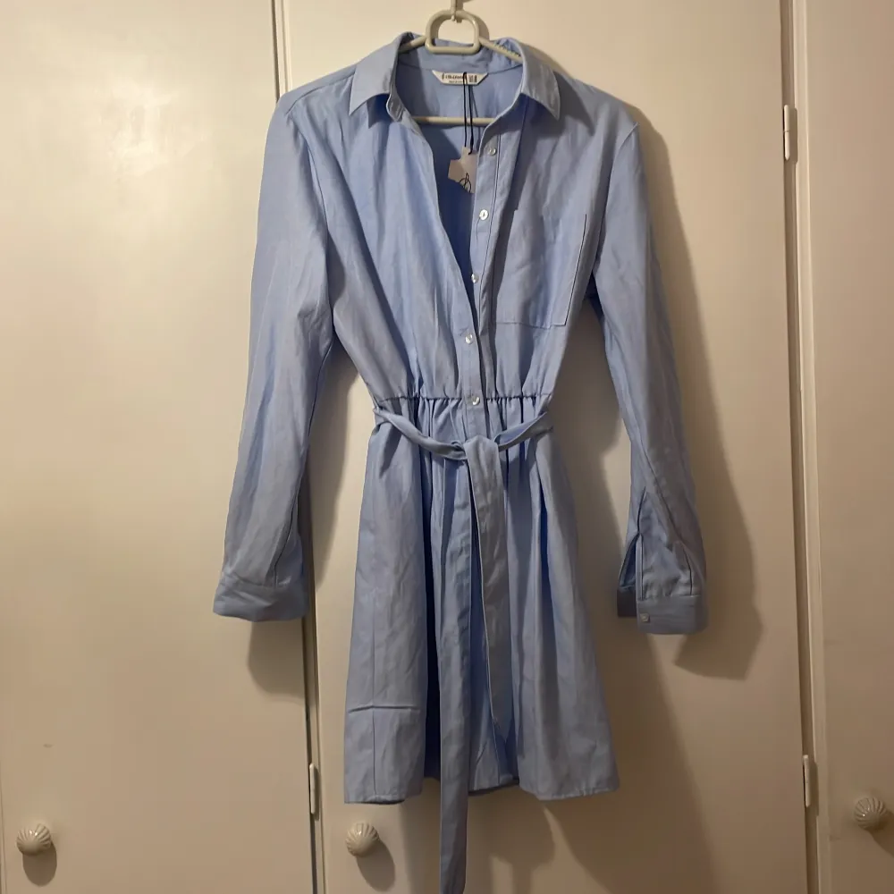 En blå och sommarfin skjortklänning i storlek xs.  . Klänningar.