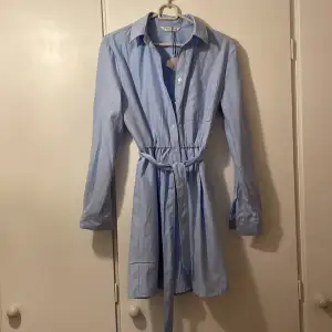 En blå och sommarfin skjortklänning i storlek xs.  