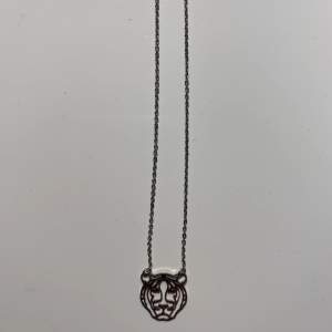 Säljer detta coola halsbandet som liknar ett kenzo halsband! 🧡