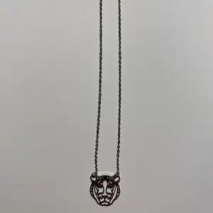 Säljer detta coola halsbandet som liknar ett kenzo halsband! 🧡