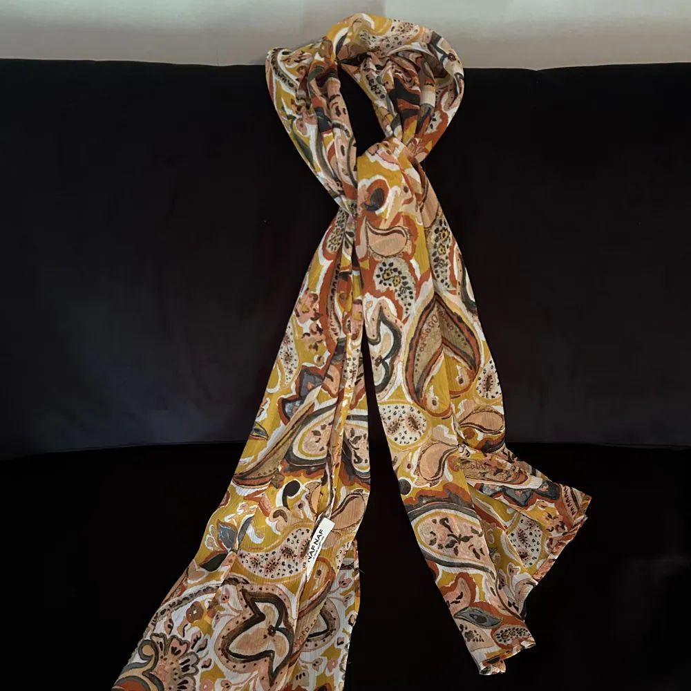 Oanvänd paisleymönstrad sjal från märket Naf Naf. Sjalen är 175 cm lång och kan också knytas runt midjan och användas som kjol.🧣😍. Accessoarer.