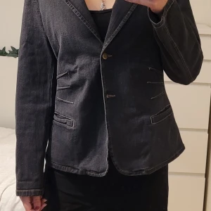 Jeansjacka - Skitsnygg vintage jeansjacka från Kello Jeans i jättebra skick. Står tyvärr ingen storlek men passar en S/M