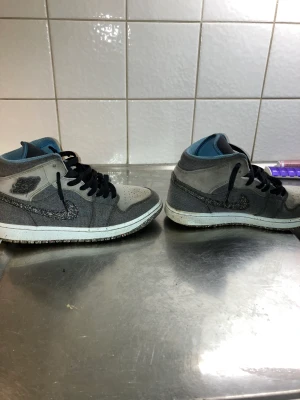 Jordan 1 mid - Dom är äkta! Dom är i använt skick och okej skick skriv om ni har några funderingar kring produkten obs ingen kartong eller kvitto men äktehrtsbevis