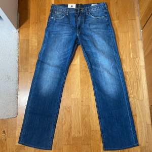 Helt nya Lee Blake Jeans 31/34 i en ljusare blå. stilliga och raka jeans som är av bra kvalite