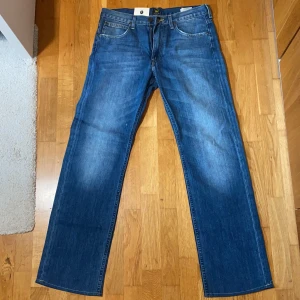 Lee Kent Jeans 31/34 - Helt nya Lee Blake Jeans 31/34 i en ljusare blå. stilliga och raka jeans som är av bra kvalite