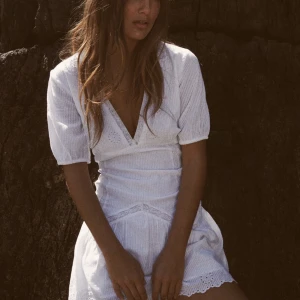 Vit zaraklänning - Säljer nu denna slutsålda superfina zaraklänning då den ej kommer till användning. I utmärkt skick och enbart använd en gång. 