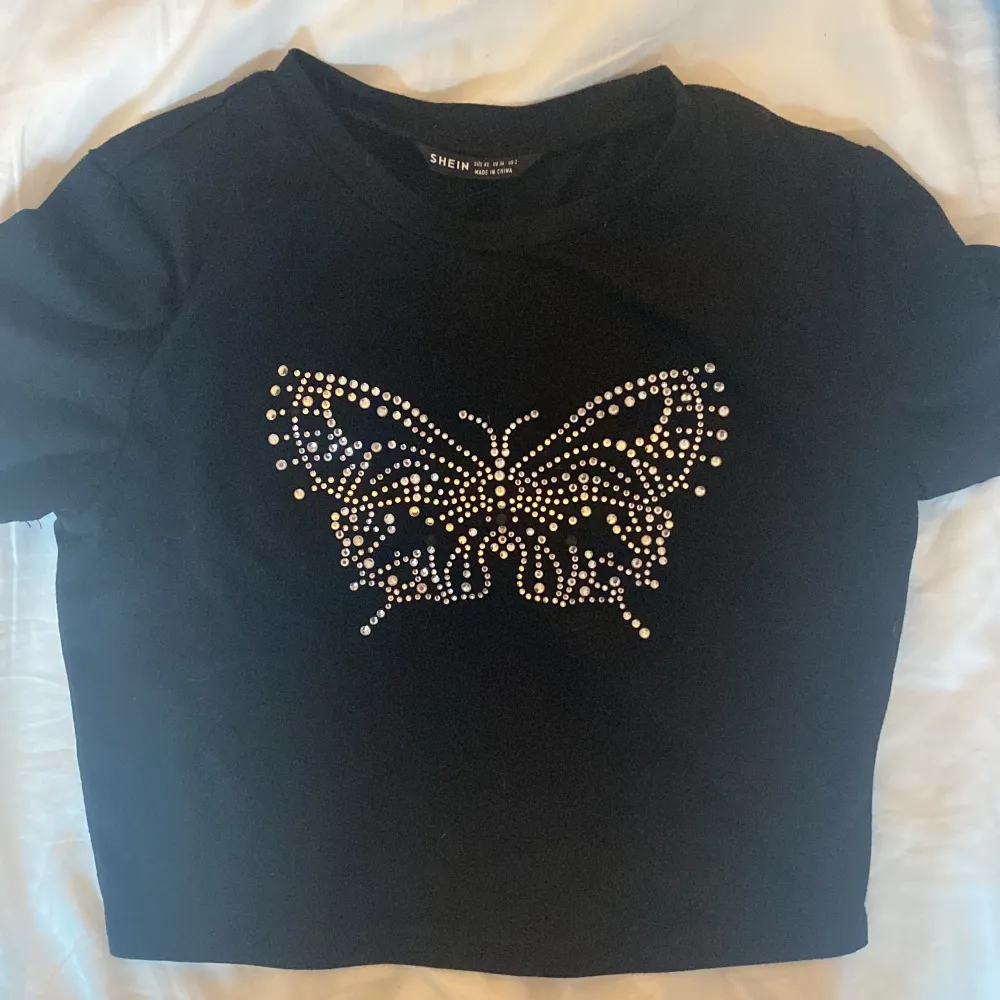 Crop top från Shein. (OBS några rhinestones har ramlat av).. T-shirts.