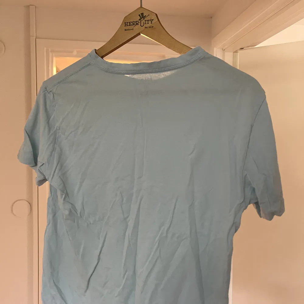 Ralph lauren t shirt som max har används 3 gånger för att den aldrig har passat mig så skicket är 9/10 10/10!😀 Passar xs såväl s. T-shirts.