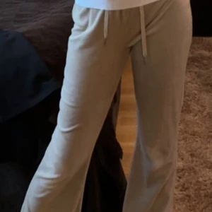 Cecilia velour ginatricot - Säljer ett par beiga mjukis byxor från ginatricot i strl xxs. Jättesköna och är i mycket bra skick! Passar perfekt på mig som är 160 🙂 Pris kan diskuteras 💞Köpta för 250 och är nästan helt oanvända.