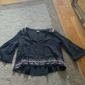 Tröja - urgullig topp/tröja från hollister i storlek xs❤️Superfin med lite vida armar och med möter på. Jättegulliga snören som hänger ut som man också kan knyta💕✨skriv via frågor eller funderingar👐🏻❣️