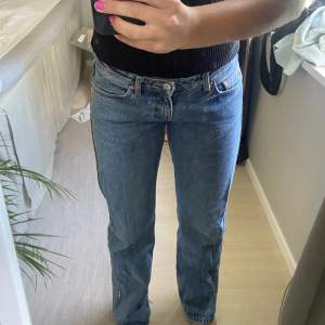 Säljer dessa arrow low straight jeans ifrån weekday! 