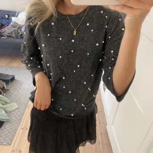 Tröja - Säljer denna fina stickade tröja med pärlor från Zara i storlek S