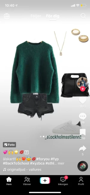 Grön stickad tröja  - Säljer denna gröna sticksd tröja som liknar den på första bilden! Säljer för bra pris + den är helt ny och oanvänd! Så snygg nu till hösten 💕