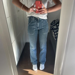 Zara jeans  - Snygga blå zara jeans med coola sömmar.🙏🏼🙏🏼Storlek 32 men passar även någon storlek uppåt då de är hyfsat stretchiga! Inga defekter förekommer
