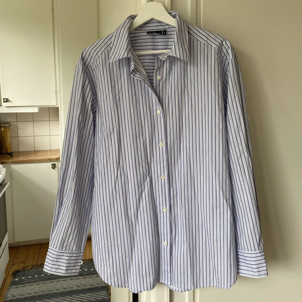Oversized skjorta med vit, blå och röda linjer från Asos. Nyskick. För bilder med skjortan på eller frågor är det bara att skriva🤩. Skjortor.
