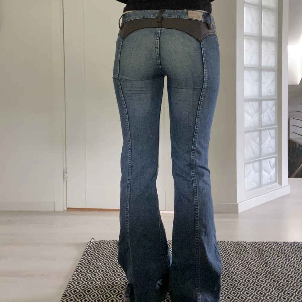 Säljer dessa ascoola low waisted bootcut jeans köpta här på plick men som tyvär är för små för mig. De har supercoola läder detaljer och är helt unika! Midjemått 78cm Innerbens längd 85cm Jag är 1.72cm 🌸🫶. Jeans & Byxor.