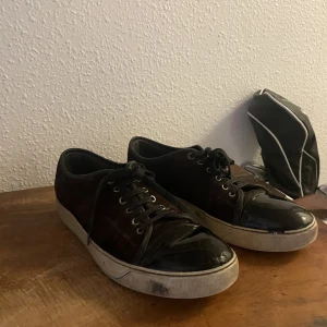 Lanvin Två par skor - Säljer Lanvin sneakers i färgen ”Burgundy” i storlek 44.  Skorna är rejält använda men har liv kvar. Perfekta fest-skor! 