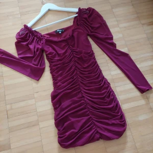 Rosa festklänning från Missguided  - Rosa/lila fin festklänning från Missguided, använd endast 1 gång. Klänningen är i nyttskick.