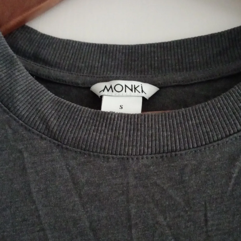 En grå t-shirtklänning från Monki. Aldrig använd.. Klänningar.