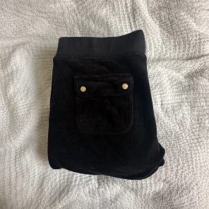 Juicy Couture  - Svarta lågmidjade jucie couture byxor! Bra skick, sitter fint på!😍