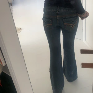 Lowrise jeans  - Lowrise jeans med as snygga fickor och detaljer på rumpan. Köpte vintage i Sydafrika inga större defekter 