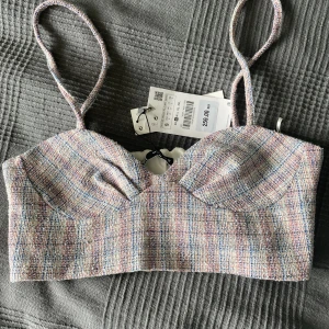 Topp - Säljer denna gullig topp från zara som funkar perfekt nu i sommar. Aldrig använd, prislapp kvar. Säljer pga kommer inte till användning. Skriv vid intresse eller frågor💓💓