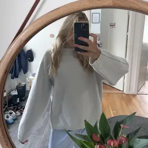 Assnygg stickad tröja från H&M i en ljusgrå färg. Använd ett par gånger så lite nopprig men enkelt att ta bort!🥰Lite oversized i modellen, jag bär vanligtvis S!