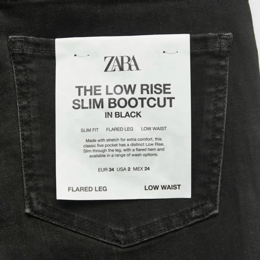 Svarta low waist bootcut jeans från Zara! Storlek 34. Använda men väldigt fint skick. Säljer för att de ej kommer till användning💕. Jeans & Byxor.