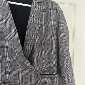 Rutig kavaj, rut&circle  - Säljer denna snygga kavajen från rut&circle då den tyvärr blivit för liten. Passar bra både till vardag eller fest🥰Är storlek m men kan passa s också. Hör av dig om du vill ha fler bilder, pris kan diskuteras🫶🏼🫶🏼