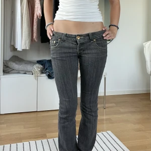 Lågmidjade jeans  - As balla lågmidjade glittriga jeans med text på baksidan. Säljer då de inte är min stil💞 Kom privat för fler bilder o mått
