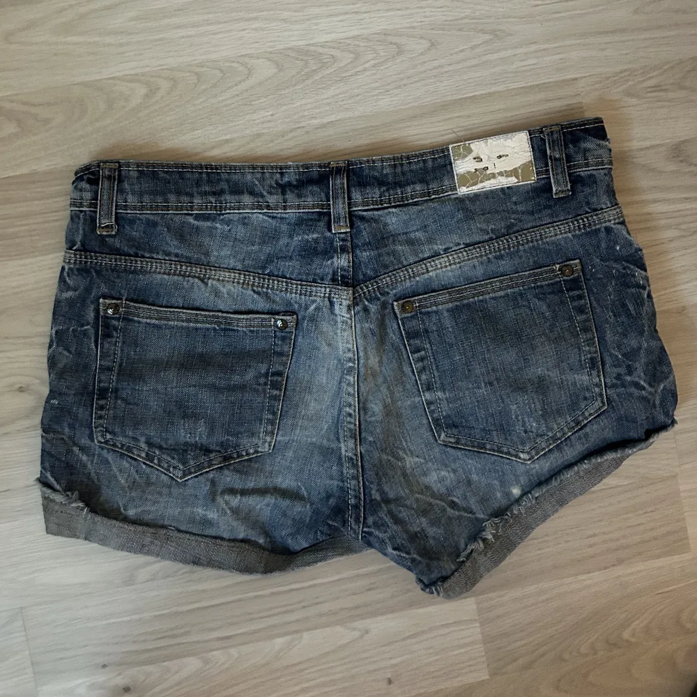Säljer ett par vintage jeansshorts då de blivit för stora!😊 Det är storlek 38 men dom passar bättre för nån som har 36! De är köpta i en vintage- butik i göteborg💘 Pris kan diskuteras!!. Shorts.
