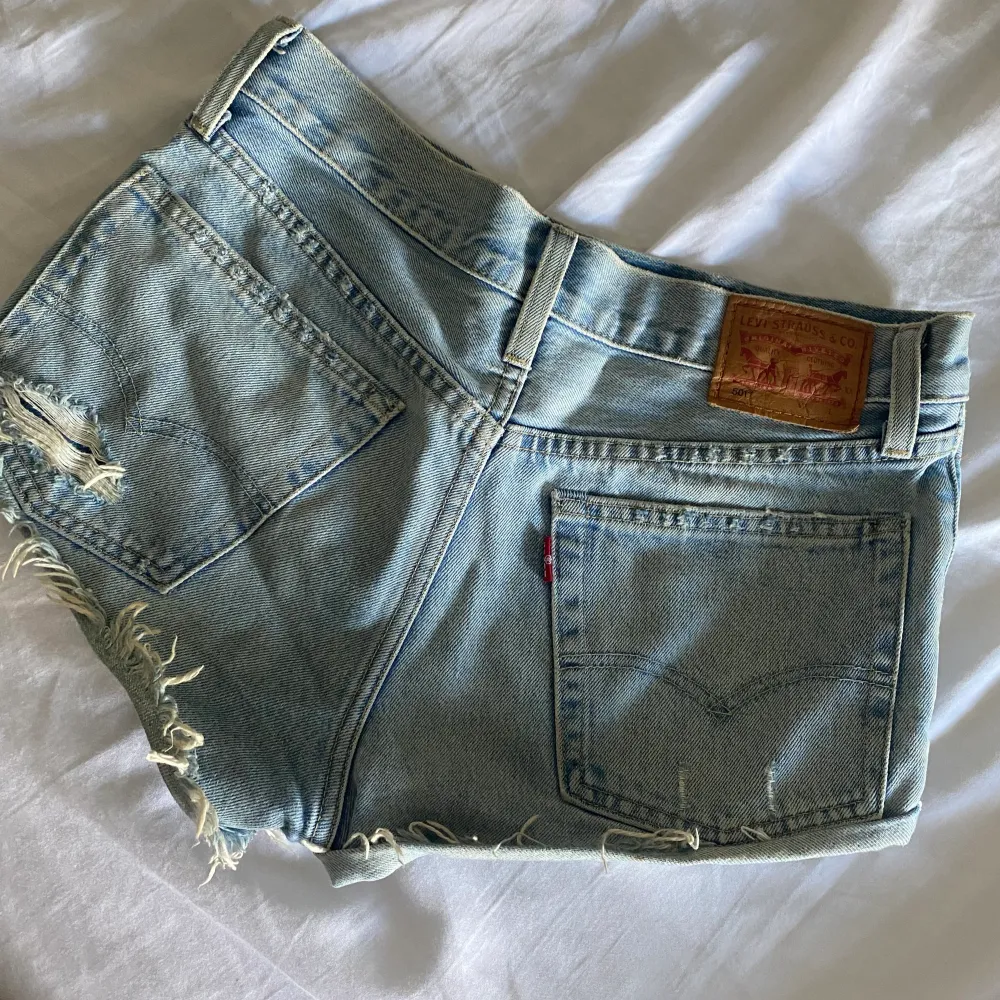Levi’s jeansshorts nästan aldrig använda så i bra skick.  Storlek W26. Shorts.