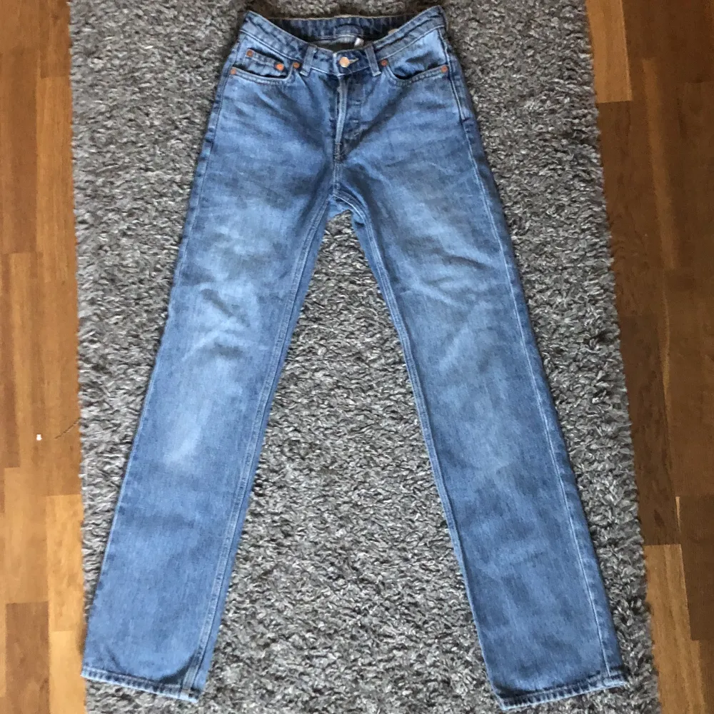 Superfina jeans från weekday som är i bra skick. Low/mid Waits! Dem är för små för mig därför jag säljer. Kan diskutera pris, nypris är 590kr. Skriv för mer bilder!. Jeans & Byxor.