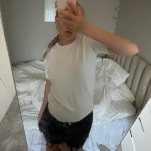 T-SHIRT - fin vit stickad tshirt från zara, säljer då jag har två likadana😇😇😇