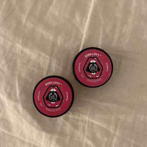 Säljer två lipbalms i doften raspberry från the body shop som är helt oanvända (se bild 2)☺️Pris: 35krst, vid köp av 2 kan priset diskuteras☺️