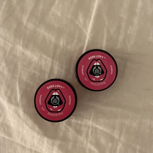 Lipbalm  - Säljer två lipbalms i doften raspberry från the body shop som är helt oanvända (se bild 2)☺️Pris: 35krst, vid köp av 2 kan priset diskuteras☺️