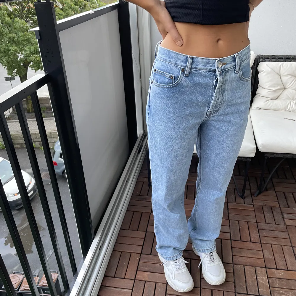 Helt nya jeans från Asos. Hon på bilden är 171 cm. Skitsnygga!. Jeans & Byxor.