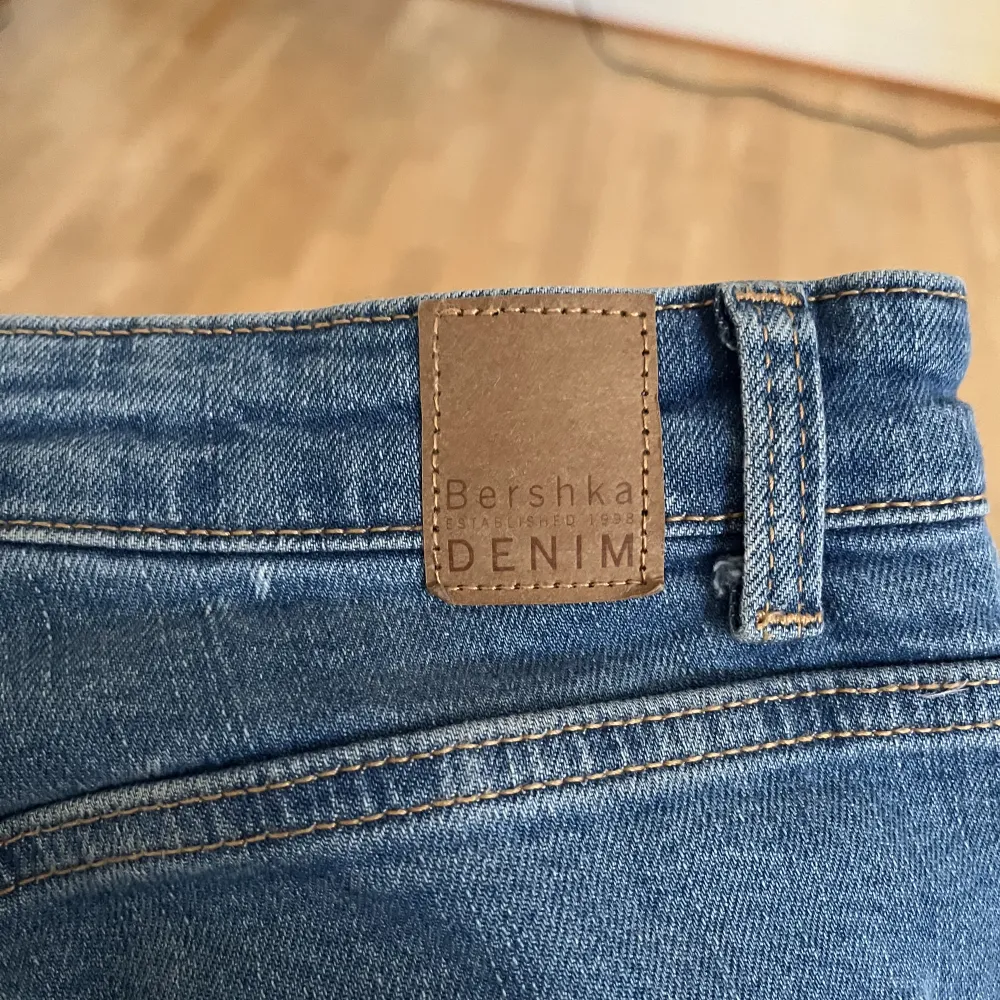 Jättefina utsvängda jeans som tyvärr inte kommer till användning, använd cirka 3 gånger, storlek 38 men passar både större och mindre, de är jätte stretchiga❤️❤️. Jeans & Byxor.