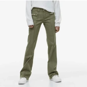 Hm gröna jeans - Säljer nu mina skit snygga gröna jeans från hm, as coola och svåra att få tag i! Inga defekter och knappast använda. 💕 (Lånade bilder, skriv för egna!)