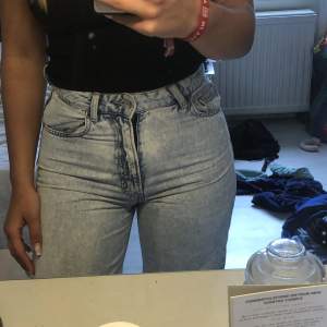 Från hm🩵 Highwaist och håliga knän! Kom privat för mer info! Köpare står för frakt!