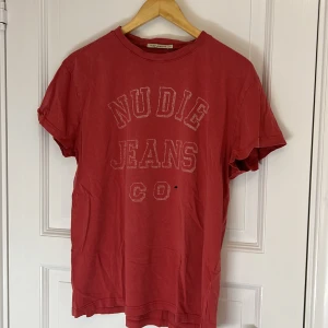 Nudie jeans tshirt - Bra skick förutom om ett hål (se andra bilden). Skriv för mer bilder. Sitter som en small/medium.