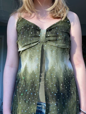 Grön topp - Säljer denna gröna 00-tals toppen! Passar s-m. Frakt: 45kr